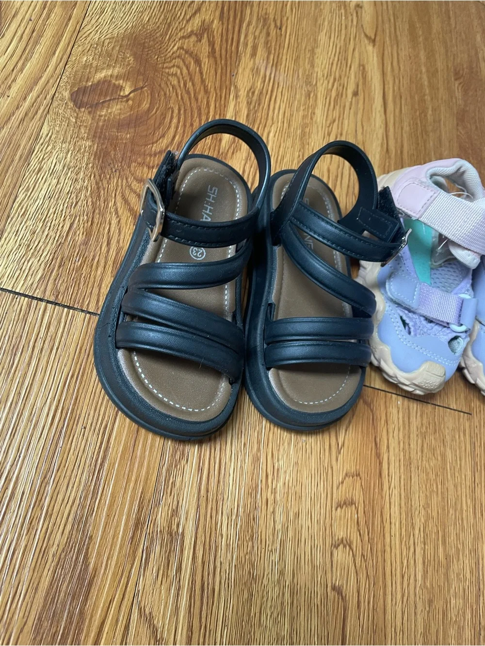 2 pairs of girl sandals size 7